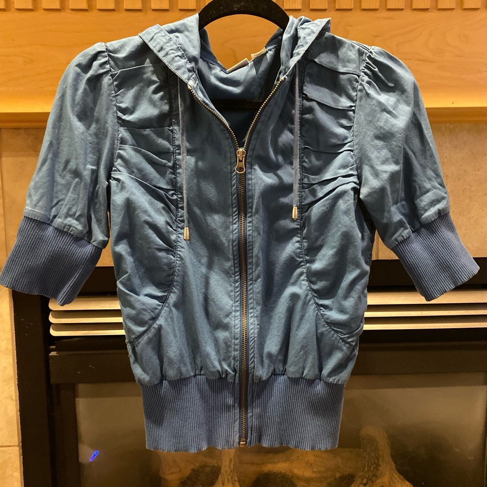 Quarter sleeve jacket